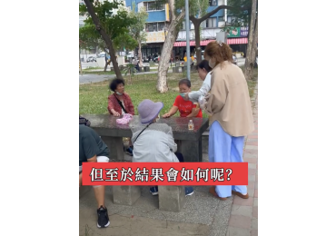 🎬【莊敬生活百貨｜東區崇德店 市場 陸戰日誌】 台南的早晨，有種特別的人情味。🌞 這次，我們的陸戰小隊來到【 #東區崇德市場 】！ 現場有香氣撲鼻的古早味蛋糕🍰， 小幫手們一早出任務、還沒吃早餐， 直接在路邊分食起來——一邊笑、一邊補