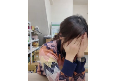 😄【訪問潭子店老闆娘：結果聊到電商秘辛？！】 這次去訪問潭子店老闆娘， 第一眼就看到她那雙「會笑的眼睛」， 整個人超有活力、超親切～ 原本只是想請她分享一下開店的回饋心得。 結果——